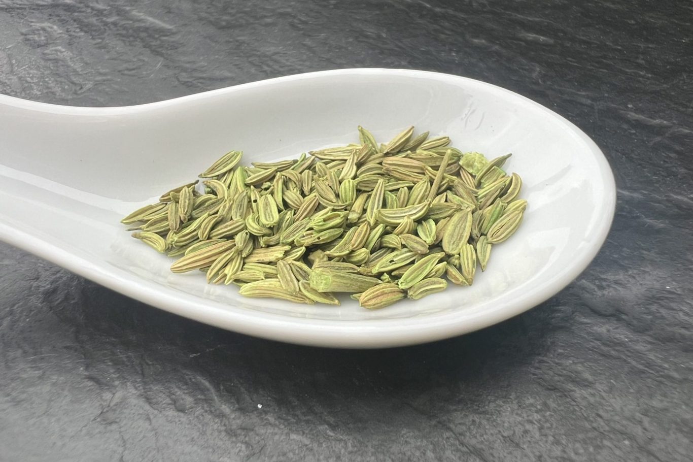 Ein Löffel mit einem Haufen Fenchel.